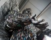 Скульптор из Великобритании собрал скульптуру ангела из 100 тысяч ножей