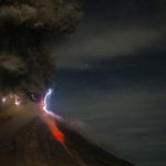 Молнии во время извержения вулкана