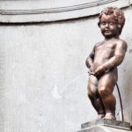 Как в Брюсселе появился Писающий мальчик, и почему статуя меняет наряды