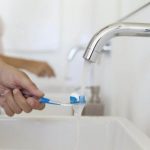 Зачем люди прячут тюбик зубной пасты в бачок унитаза, и Почему стоит сделать