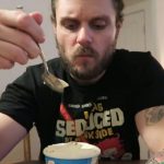 Фитнес-блогер Энтони Говард-Кроу похудел на 14,5 кг, употребляя мороженое и диету